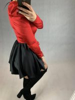 Пола с ефектна червена панделка KEITI в черно - Image 4
