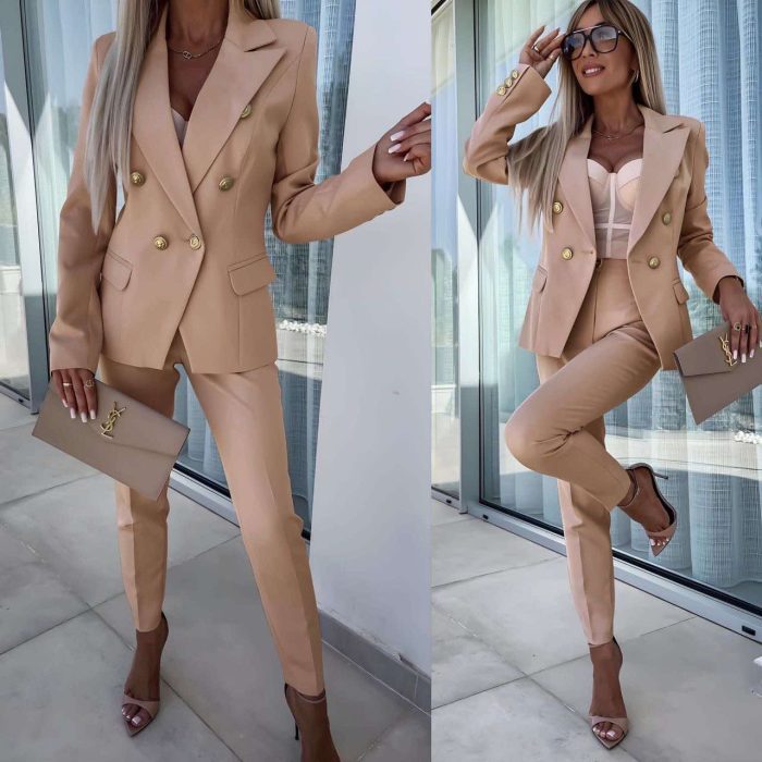 Елегантен костюм с ръбове и ефектни копчета STEPHANIE в бежово - Image 1